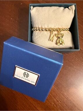 NEW! Mama Bear 🩷Gorgeous stretchy beaded bracelet w/ 2 charms teddy bear and “M”
